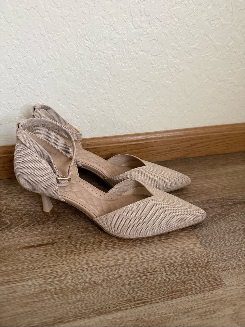 Vivaia Arabella Pointed Toe Pumps Women’s Cream Textured Sparkle Size EU 41